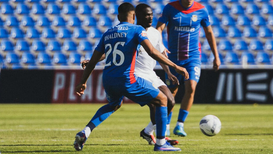 Ofori pressionado por Rhaldney no jogo com o Alverca 
