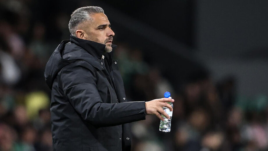 Rui Borges reage junto ao banco de suplentes do Sporting