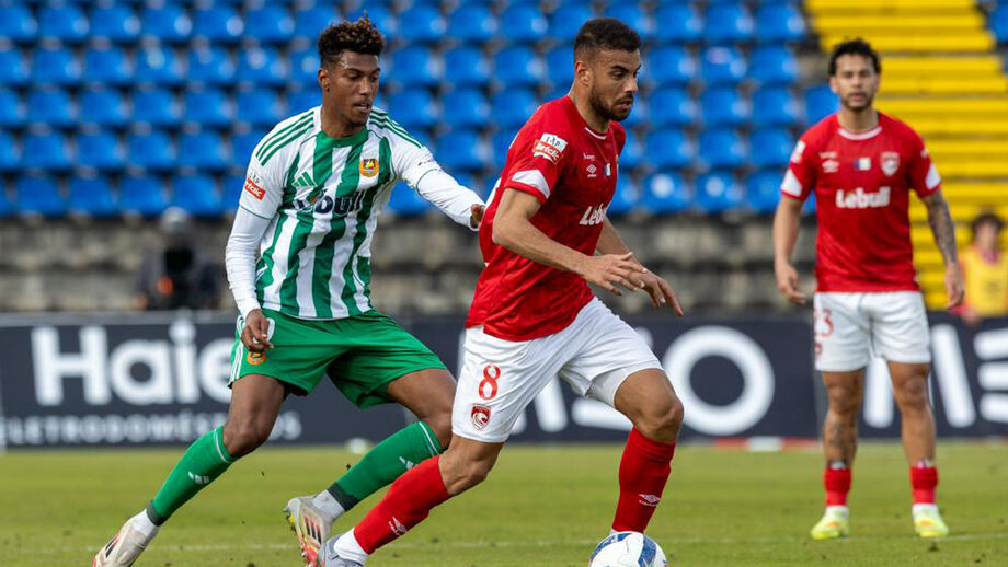 Tamble (à esquerda) ainda procura o primeiro golo com a camisola do Rio Ave