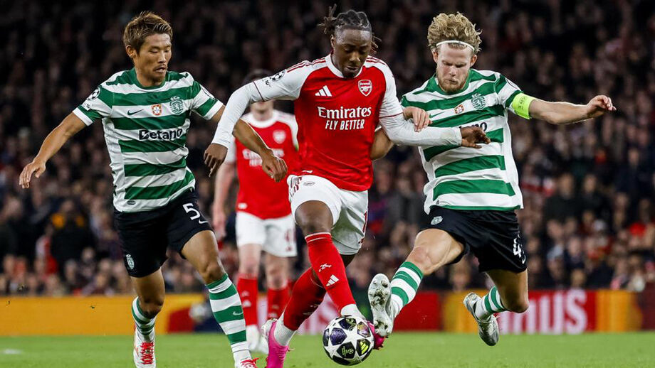 Os jogadores em ação durante o Arsenal-Sporting