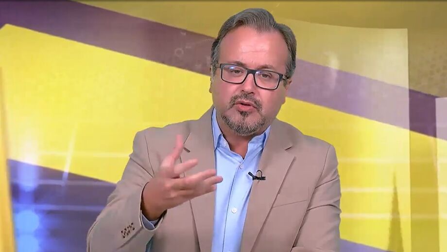 Vítor Pinto sublinha que treinador do Benfica "ofereceu" a renovação de contrato a 1 de março e que Rui Costa respondeu que "não era altura"