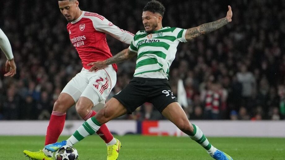 Luis Suárez em duelo com Saliba