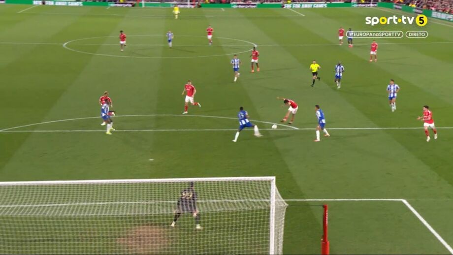 Desvio em Pablo Rosario 'traiu' Diogo Costa: o golo que deu vantagem ao Nottingham frente ao FC Porto