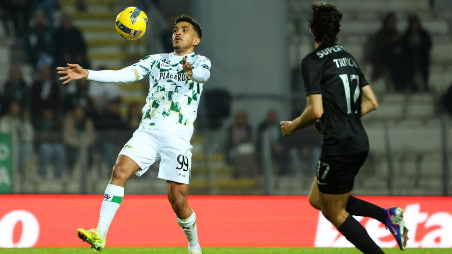 Yan Lincon corre para o onze do Moreirense