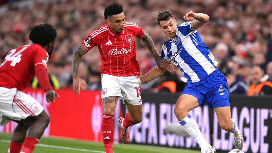 Os jogadores de Nottingham Forest e FC Porto em ação