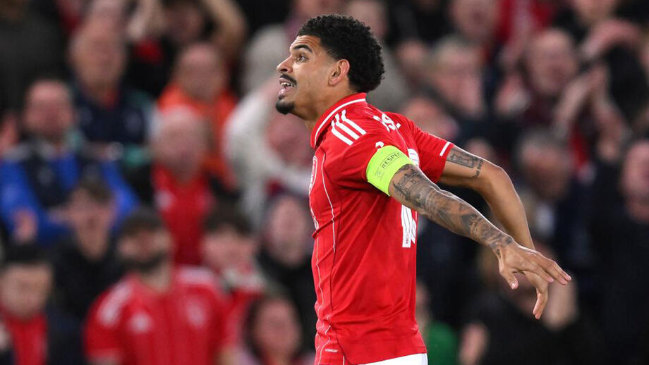 Morgan Gibbs-White festeja o golo apontado ao FC Porto