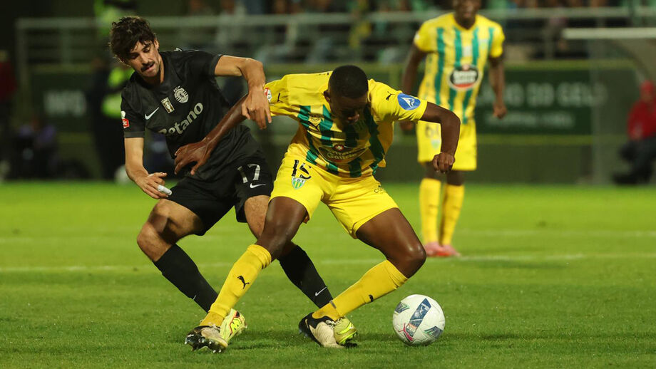 Trincão e Sithole em ação durante o Tondela-Sporting da 1.ª volta