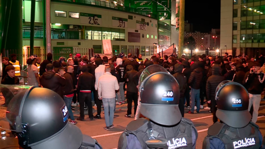 Polícia controla multidão perto do Estádio de Alvalade, em Lisboa