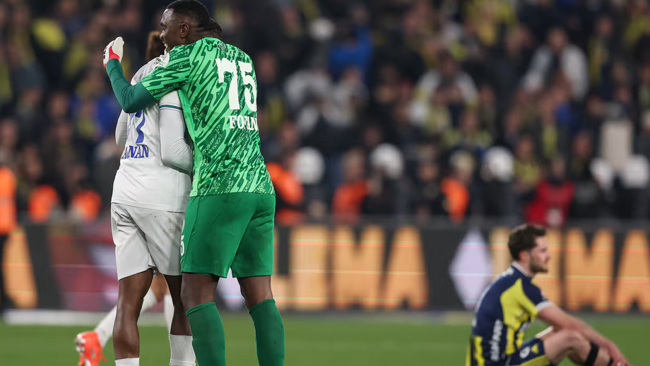 Talisca e Akturkoglu marcam, mas Fenerbahçe empata em casa