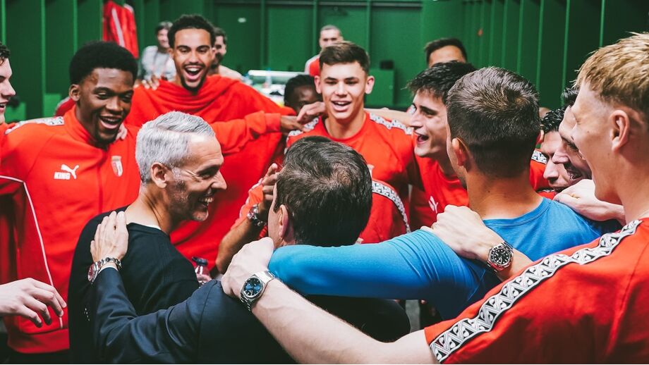 Jogadores e equipa técnica do Sp. Braga festejam apuramento para as meias da Liga Europa.
