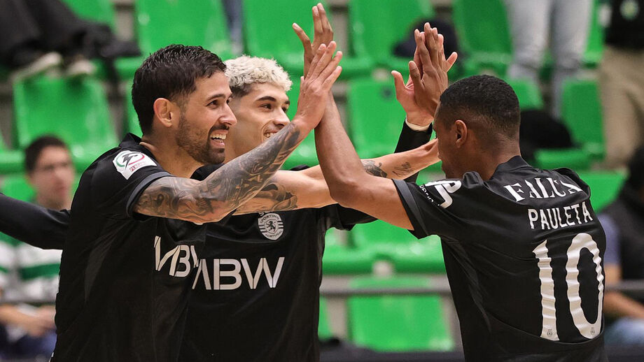 Jogadores do Sporting festejam durante a goleada ao Famalicão