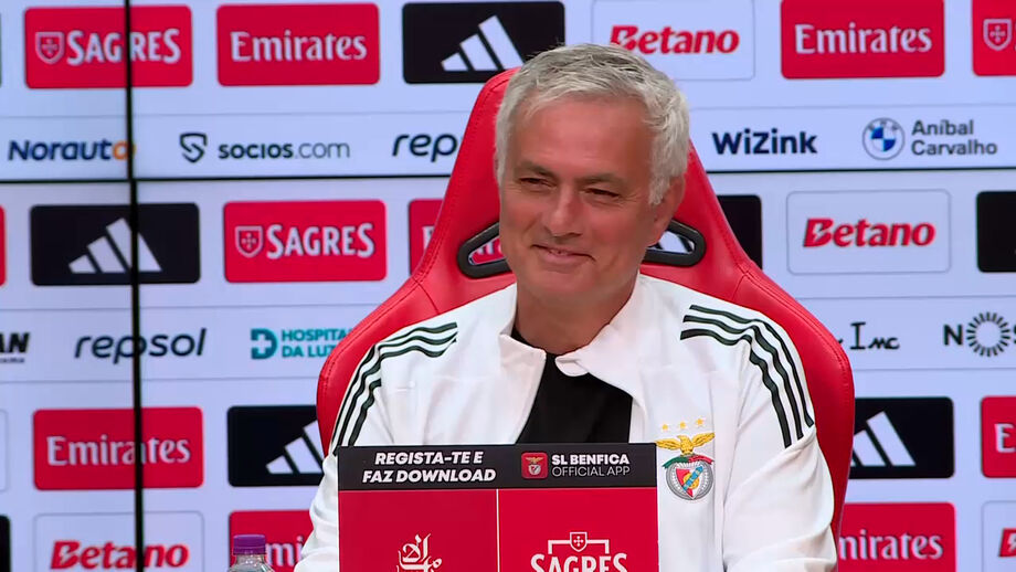 Resposta bem-disposta do treinador do Benfica sobre a equipa que vai lançar no dérbi deste domingo