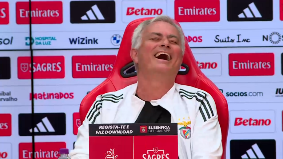 Momento de boa disposição na conferência de imprensa de antevisão ao dérbi com o Sporting (amanhã, 18h)