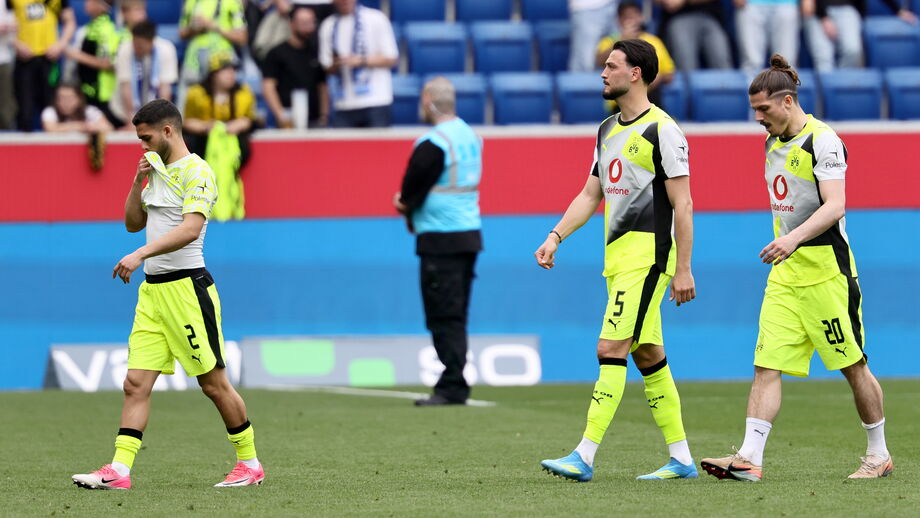 Desilusão dos jogadores do Dortmund após derrota com o Hoffenheim