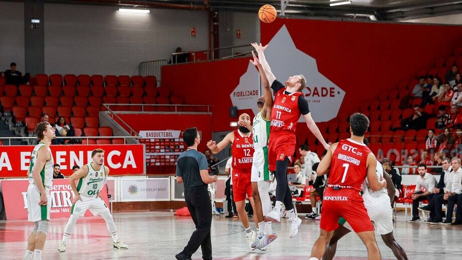 Benfica vence Esgueira por 107-65 em jogo de basquetebol