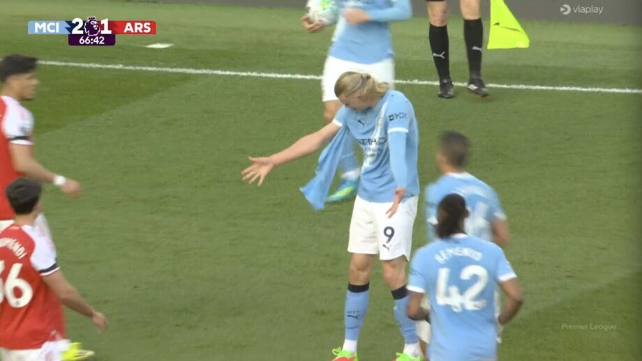 Haaland com a camisola rasgada