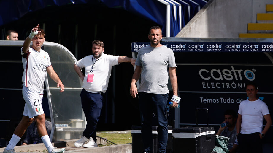 João Nuno no banco do E. Amadora no jogo em Arouca