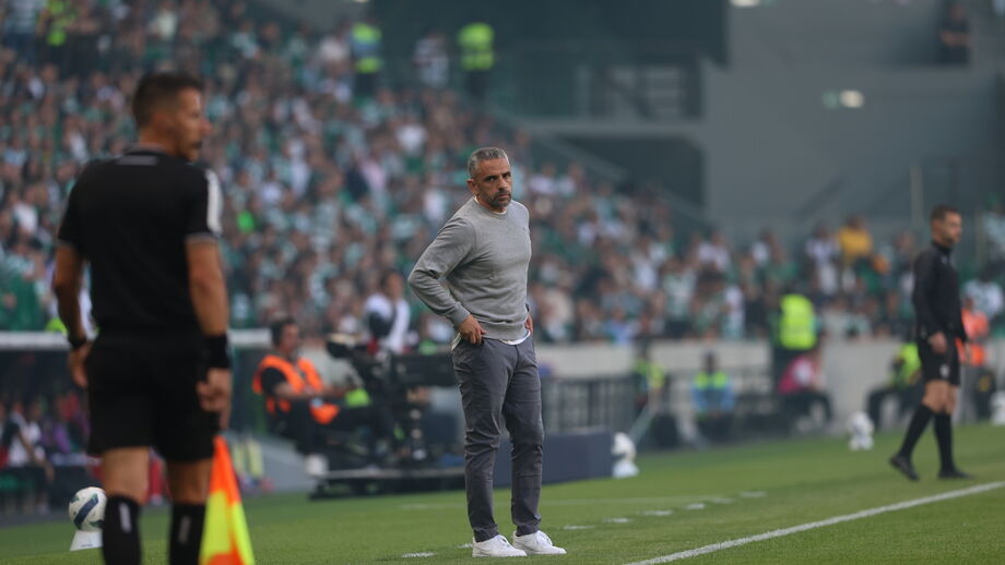 Rui Borges no banco do Sporting durante o dérbi