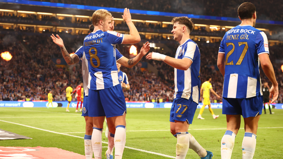 Jogadores do FC Porto festejam após golo marcado por Froholdt no Dragão