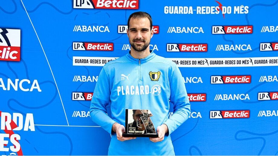 Lazar Carevic recebe troféu de melhor guarda-redes de março da 1ª Liga