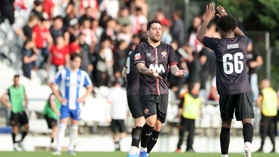 Salvador Agra e Amadu, jogadores do Leixões, celebram