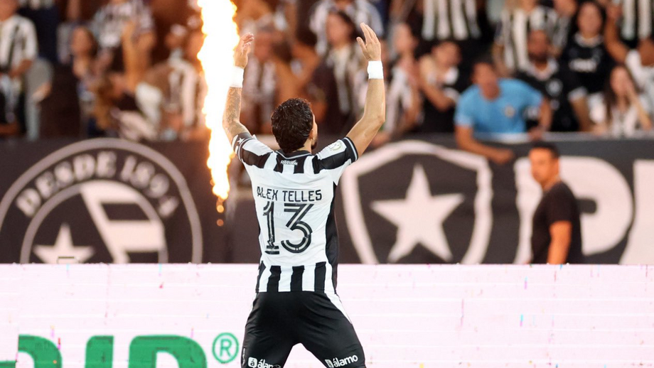 Alex Telles festeja golo pelo Botafogo na Taça do Brasil