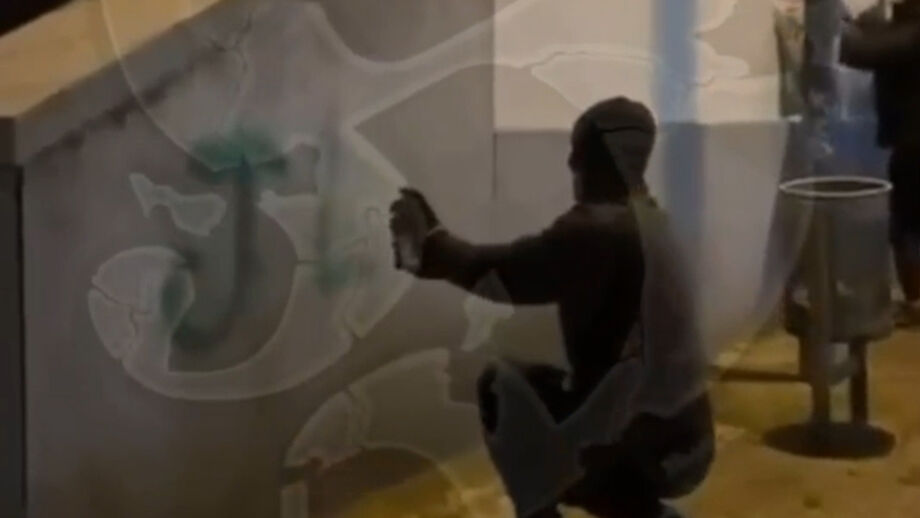 Nas imagens divulgadas, leem-se as siglas 'JL' e 'SCP Ultras'