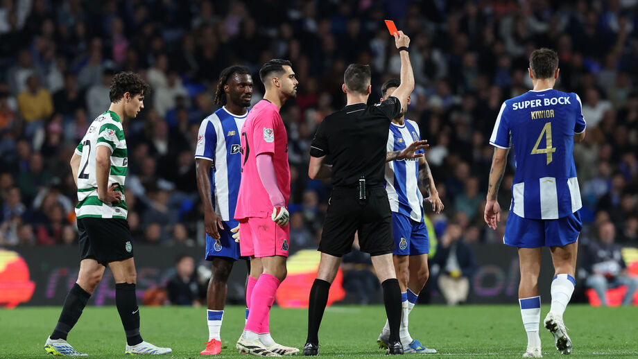 Árbitro exibe cartão vermelho durante o jogo FC Porto-Sporting
