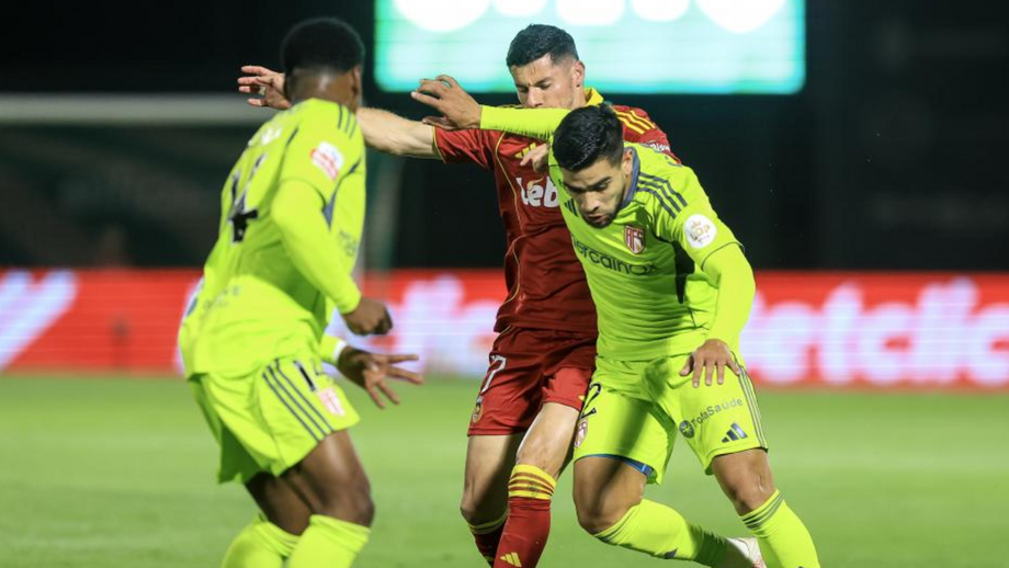 Leonardo Rivas, jogador do AVS SAD, durante o jogo com o Rio Ave