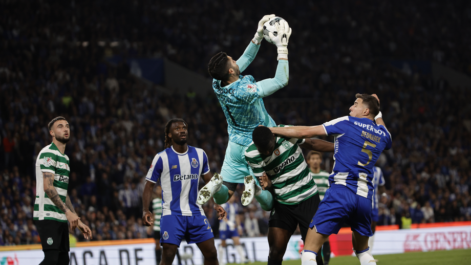 Rui Silva agarra a bola no ar durante o FC Porto-Sporting