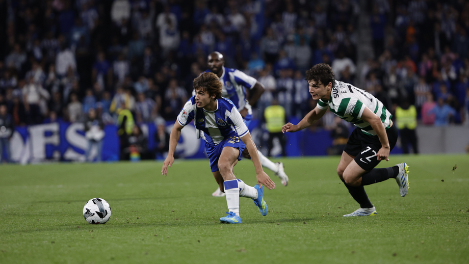 Rodrigo Mora com Eduardo Quaresma durante o FC Porto-Sporting