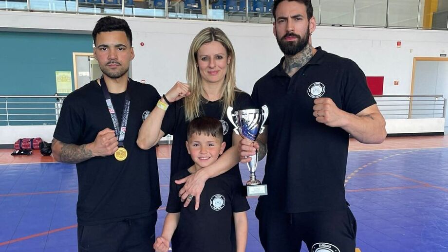 Equipa Aveiro Fight Team celebra vitória com troféu e medalha