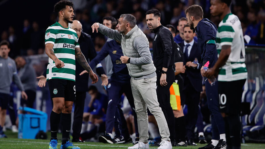 Suárez a receber indicações de Rui Borges no FC Porto-Sporting