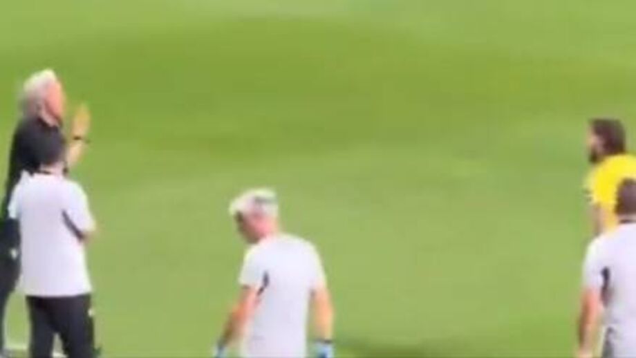 Defesa espanhol teve mesmo de ser agarrado