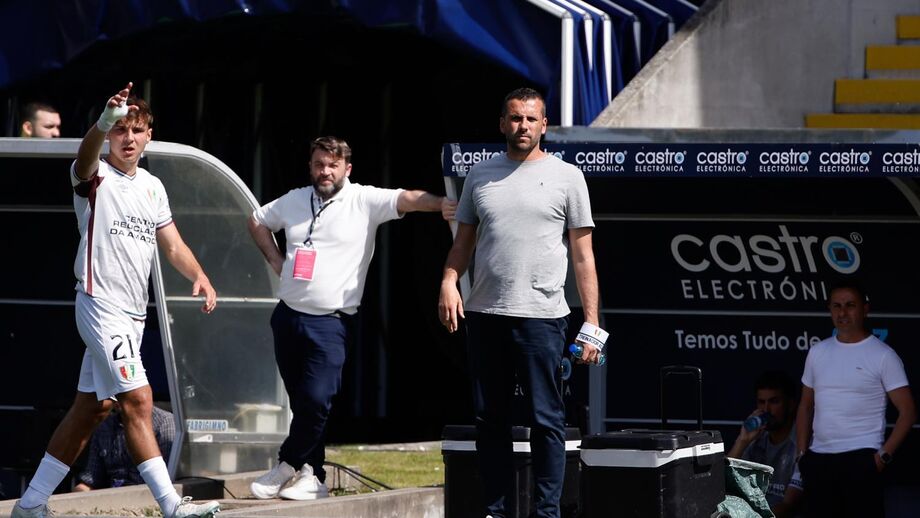 João Nuno no banco do E. Amadora no jogo com o Rio Ave