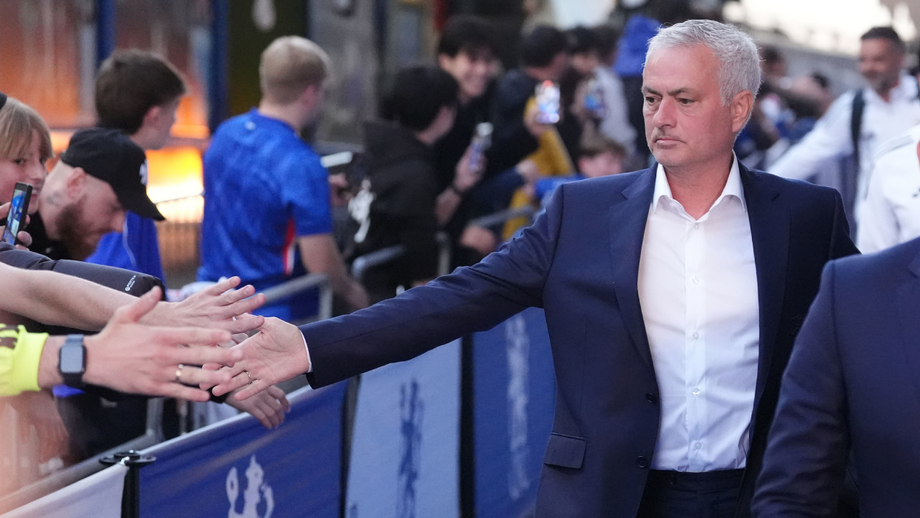 José Mourinho a cumprimentar adeptos do Chelsea quando regressou a Stamford Bridge como treinador do Benfica