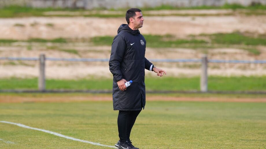 Treinador Filipe Neto saiu a sorrir no dérbi