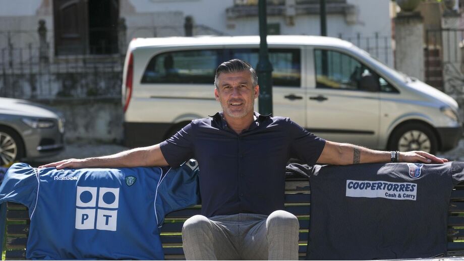 Nélson Pereira com as camisolas que envergou no Sporting e no Torreense