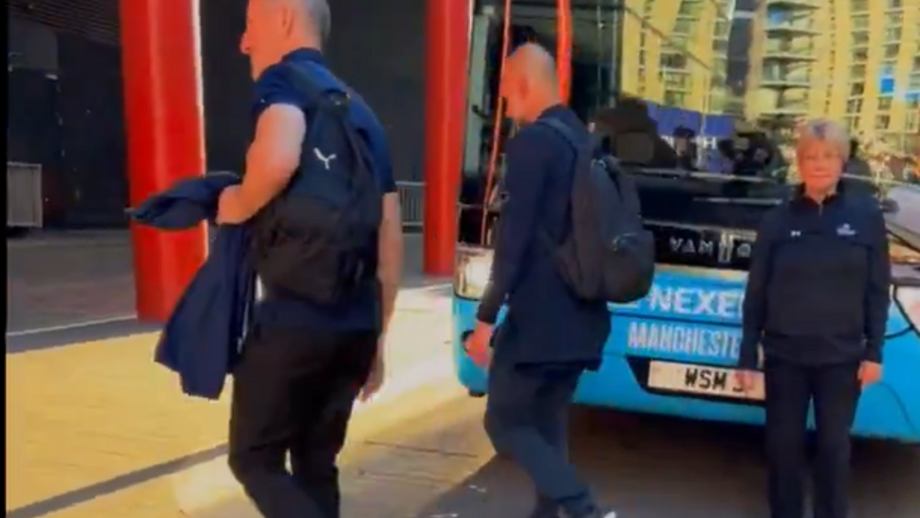 Momento aconteceu à chegada do autocarro do Manchester City a Wembley para enfrentar o Southampton