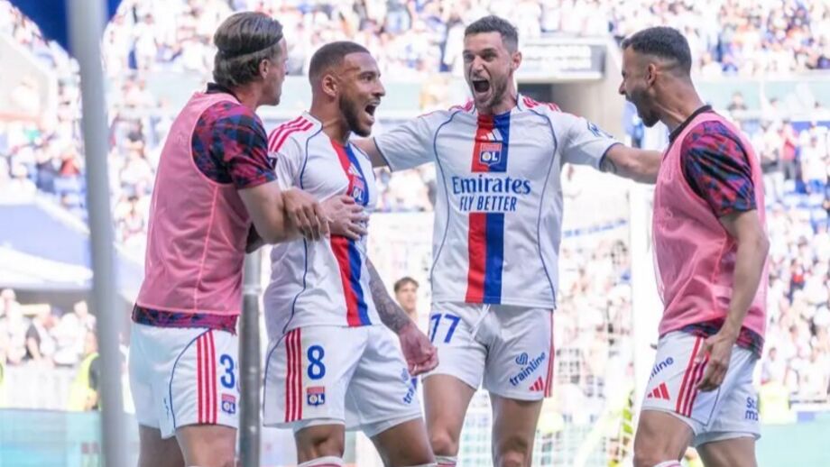 Jogadores do Lyon celebram um golo no relvado