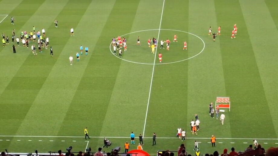 Extremo belga saiu logo aos 58 minutos do encontro