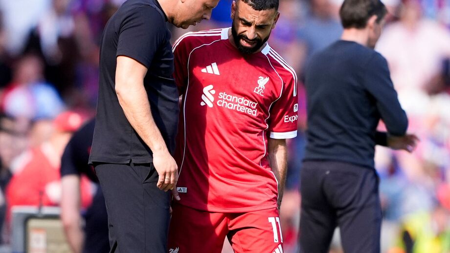 Salah conversa com Arne Slot ao abandonar o terreno