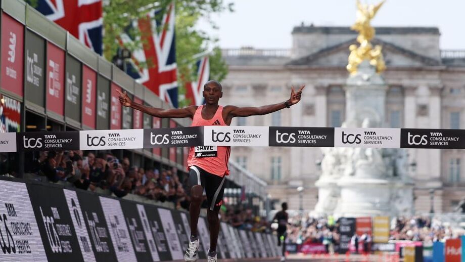 Sabastian Sawe corta a meta na Maratona de Londres