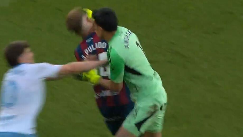 Esteban Andrada, guarda-redes do Saragoça, perdeu a cabeça; mais dois jogadores foram expulsos 