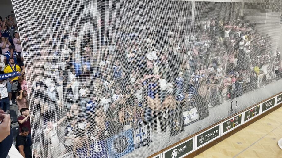 Organização teve que esperar que parassem de cantar