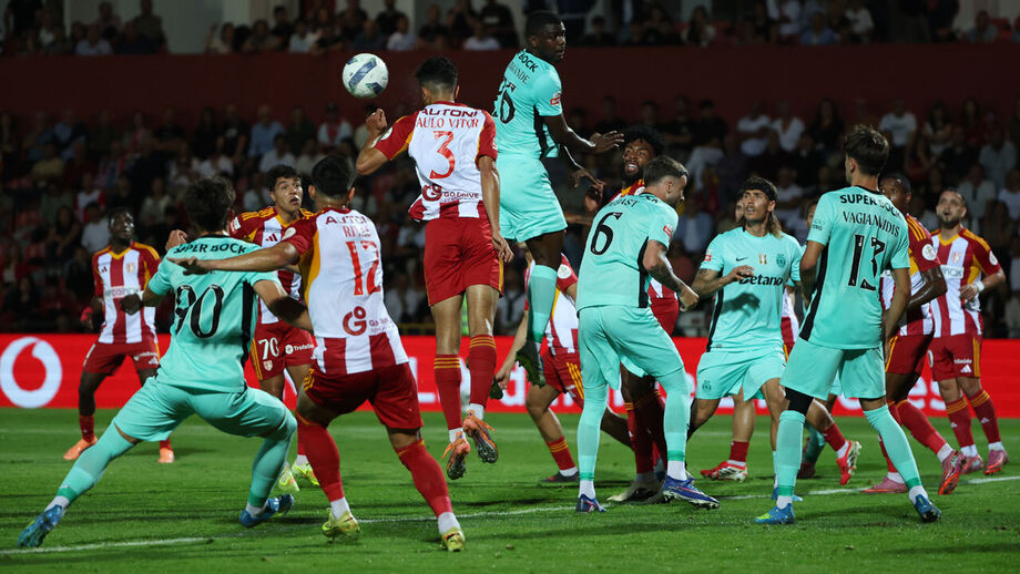 Sporting empatou com o AVS SAD 