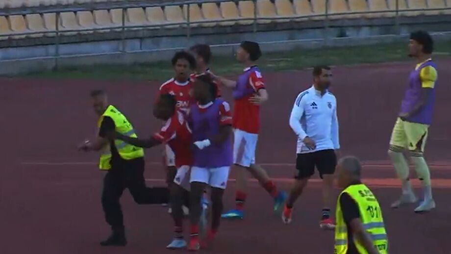 O momento em que steward tenta rasteirar jogador do Benfica no clássico de juniores