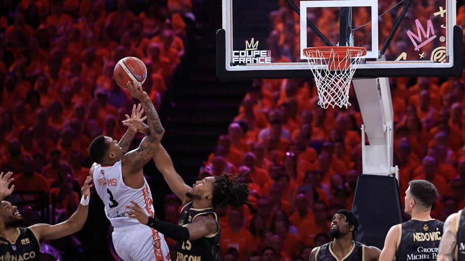 Travante Williams ataca o cesto frente ao Monaco