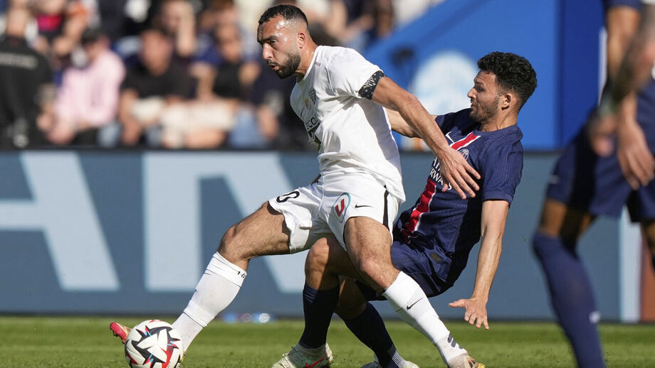 Himad Abdelli numa disputa de bola com Gonçalo Ramos quando ainda representava o Angers