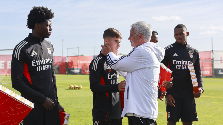 Rafael Quintas abraçado por Mourinho